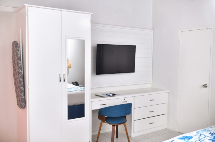 Studio King Pool View desk and TV area